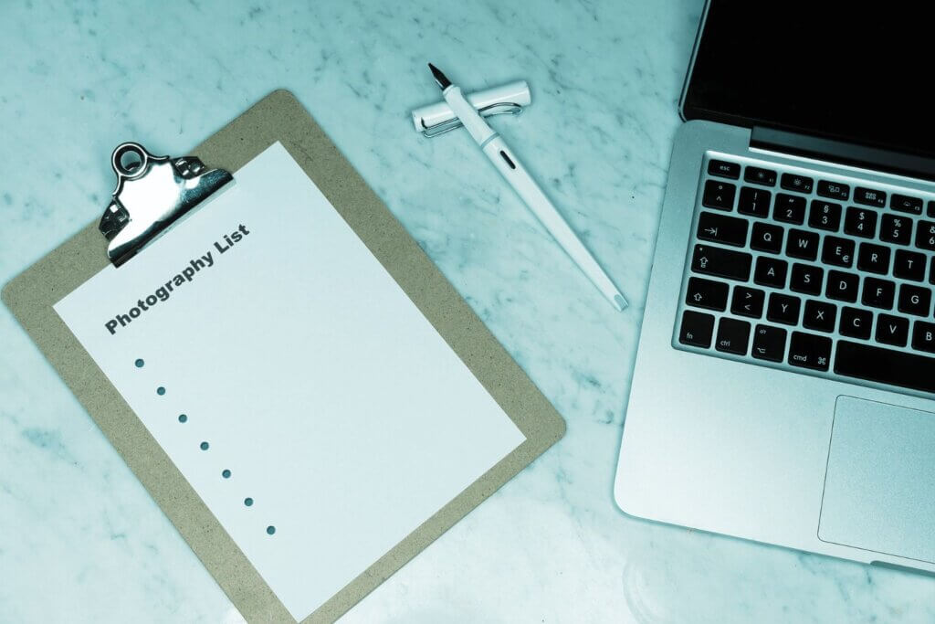 estratégias de inteligência emocional em papel com caixas para marcar, ao lado de notebook, ferramenta prática para desenvolvimento diário de habilidades emocionais