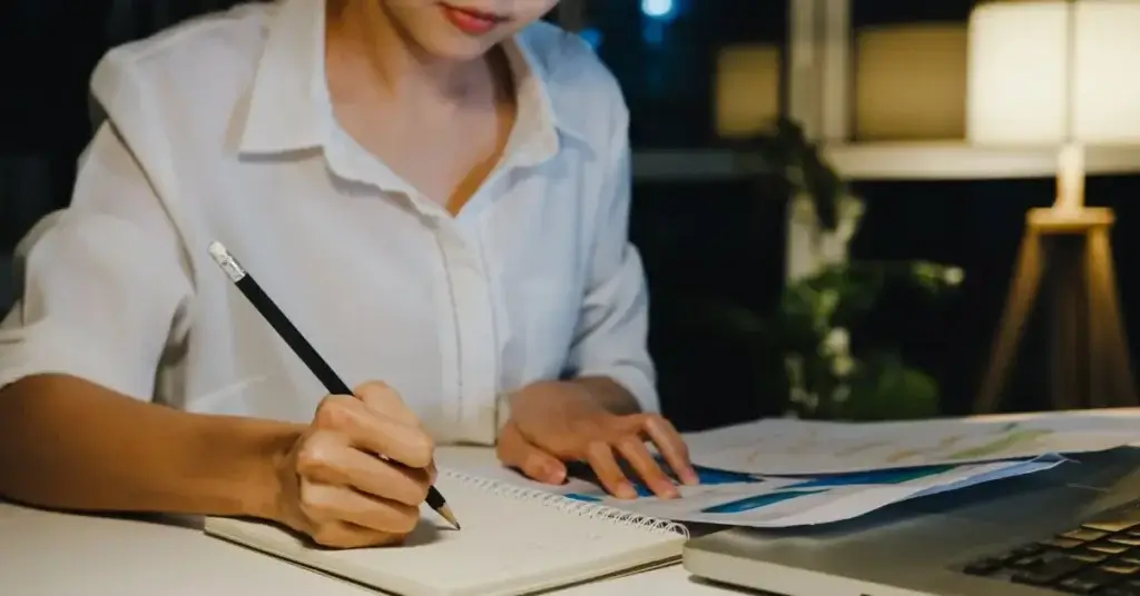 Psicologi Financeira e o Orçamento familiar. Pessoa calculando e fazendo planos no orçamento do lar.